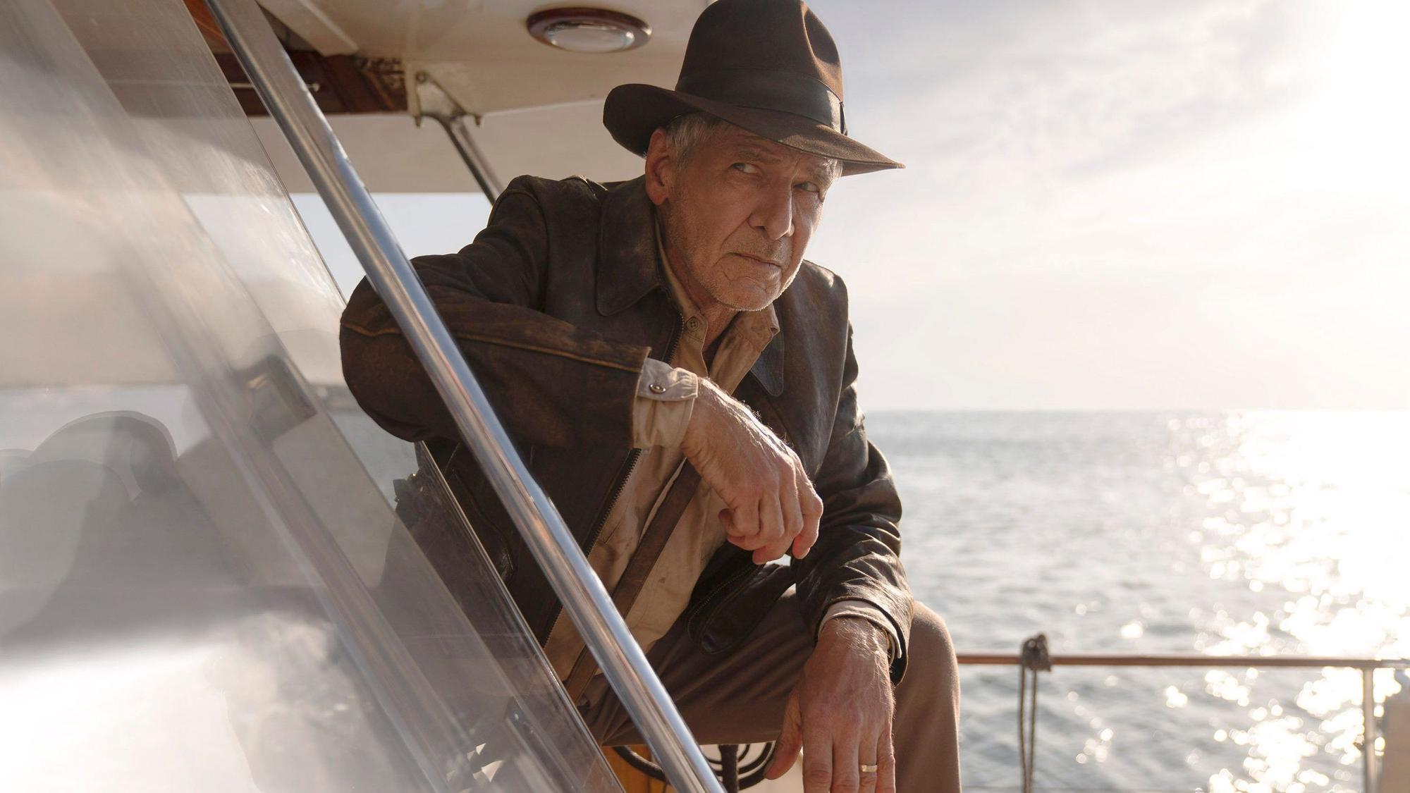 Harrison Ford schaut als Indiana Jones auf das Meer hinaus.