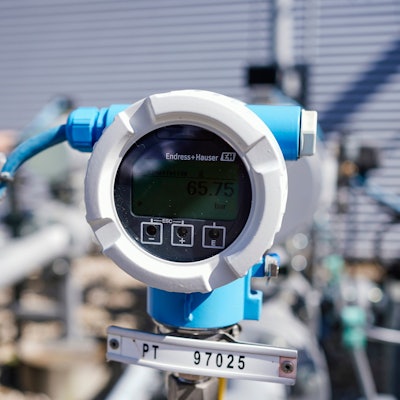 Ein Mitarbeiter steht auf dem Gelände des Gasspeichers in Frankenthal hinter einem Druckmessgerät.