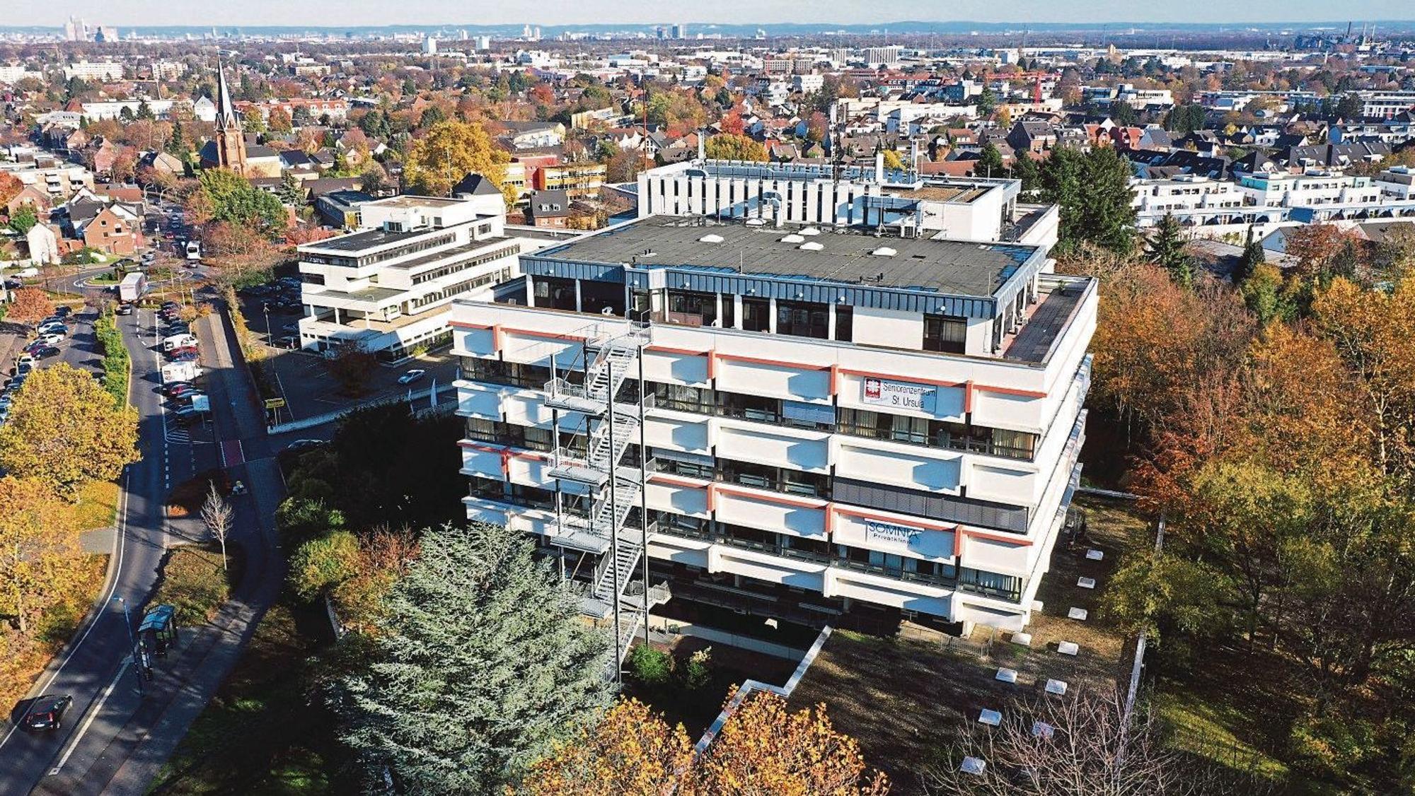 Eine Luftaufnahme vom Caritas Seniorenzentrum in Hürth-Hermülheim, um das Gebäude stehen Bäume.