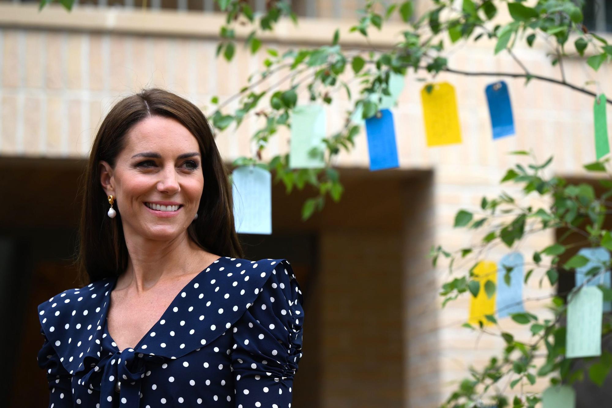 Prinzessin Kate neben dem „Baum der Hoffnung“.