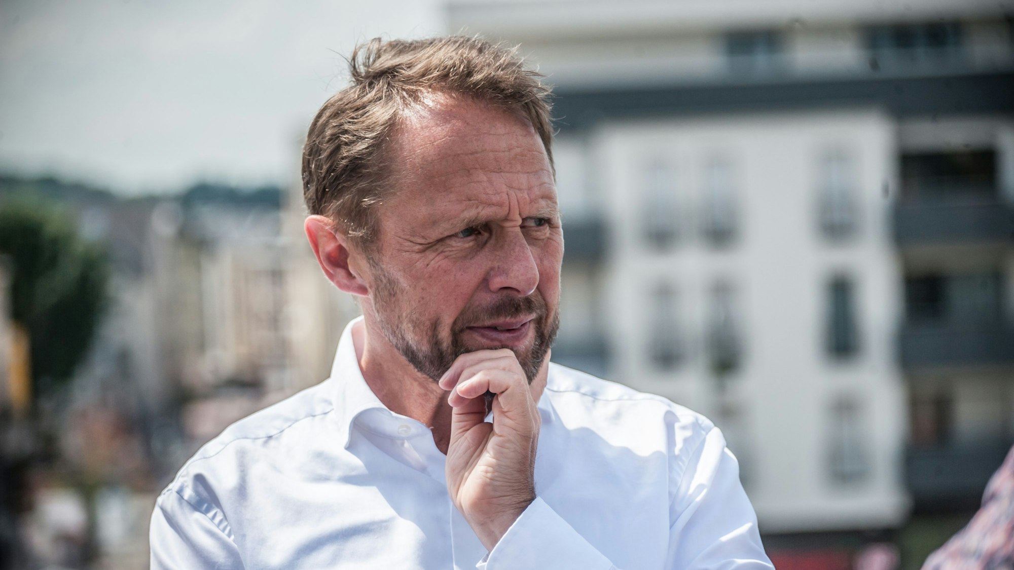 Leverkusens Oberbürgermeister Uwe Richrath am Opladener Bahnhof.