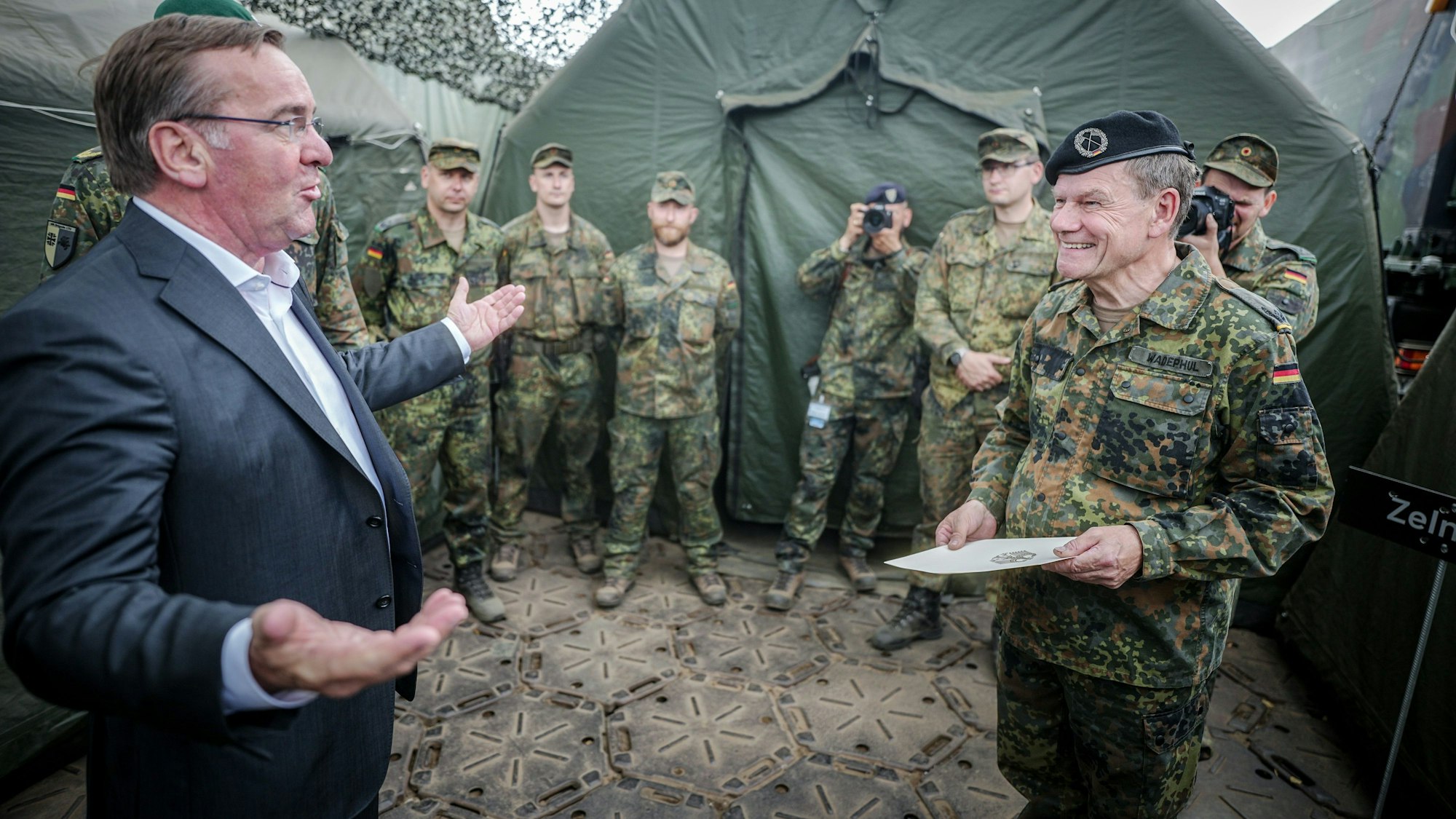 Verteidigungsminister Boris Pistorius (links, SPD), in dieser Woche beim Besuch von Soldaten in Litauen.