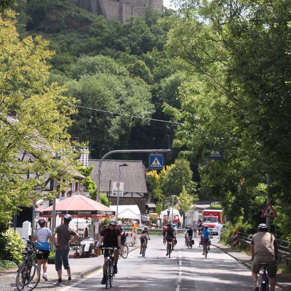 Mehrere Fahrradfahrer fahren auf einer für Autos gesperrten Straße.