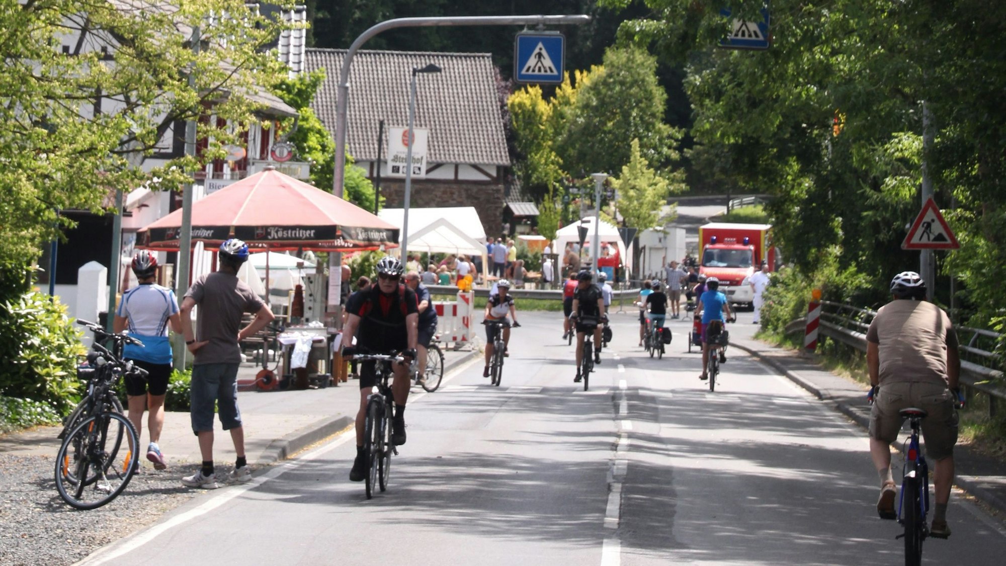 Die Burg Blankenberg thront hoch über der L333, die am Sonntag für Autofahrer gesperrt ist. Radfahrer fahren auf der Straße.