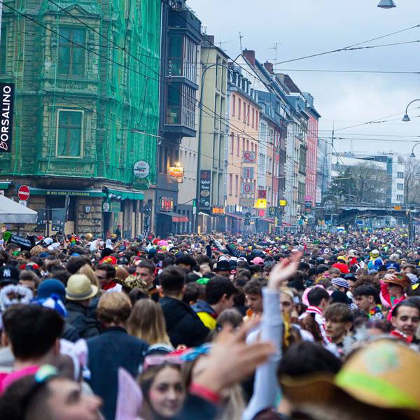 18.02.2023, Köln: Karneval auf der ZülpicherStrasse. Foto:Dirk borm