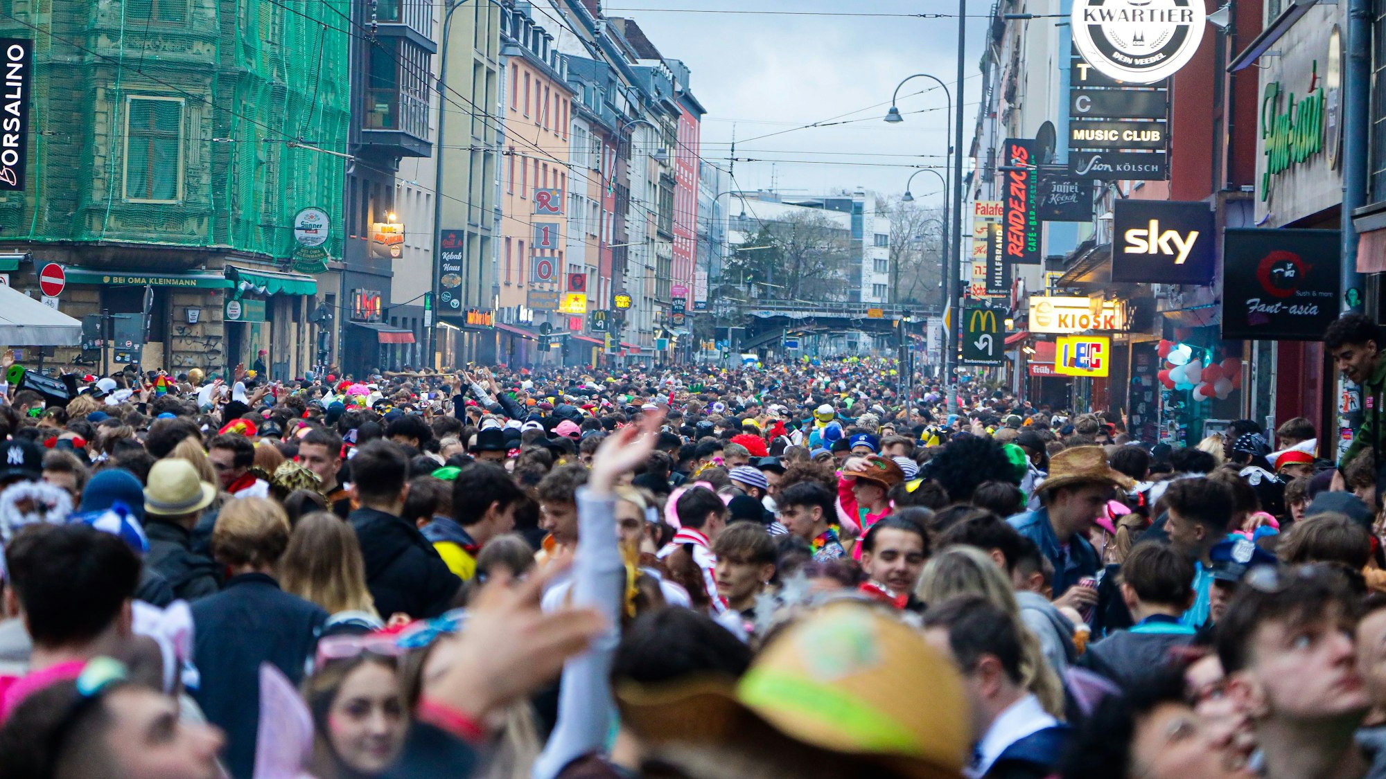 Tausende Menschen feier Karneval auf der Zülpicher Straße.