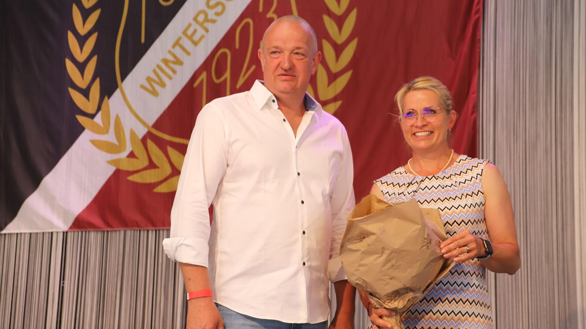 Hubert Willms und Angelika Schwalber wurden gefeiert, weil sie ihre Reithalle zur Verfügung gestellt hatten und großzügige Spnsoren sind.