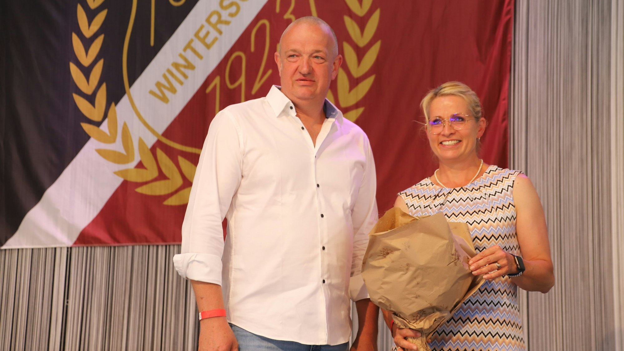 Hubert Willms und Angelika Schwalber wurden gefeiert, weil sie ihre Reithalle zur Verfügung gestellt hatten und großzügige Spnsoren sind.