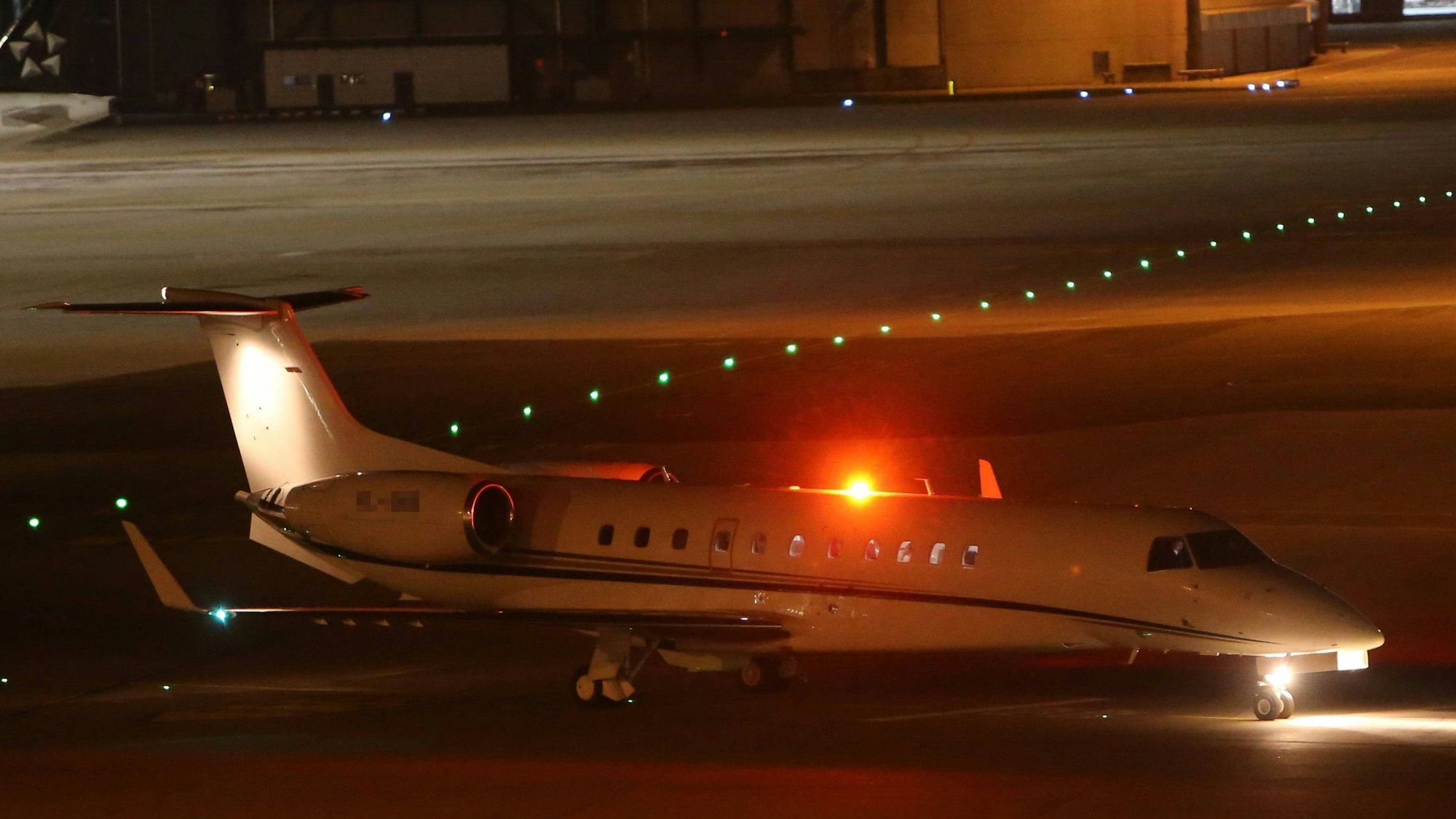 Ein Business Jet vom Typ Embraer Legacy 600 landet auf einem Flughafen in der Nacht. (Symbolbild)