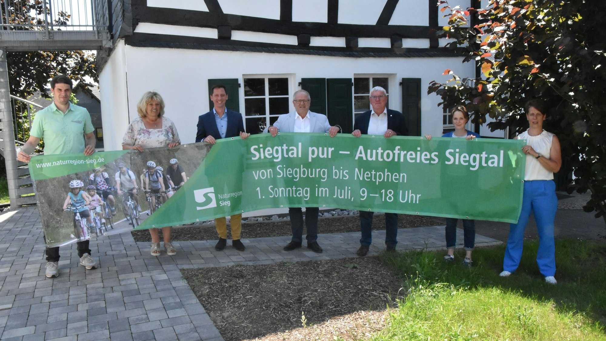 Sie halten die Fahne von „Siegtal pur“ hoch: Thorsten Engels, Gabriele Wäschenbach, Andreas Müller, Dr. Peter Enders, Sebastian Schuster, Jennifer Siebert und Carmen Döhnert (v.l.).