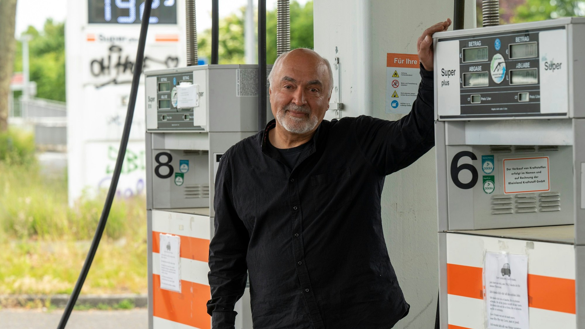 Resa Ghadiri steht an einer Tanksäule seiner Tankstelle in Ossendorf.