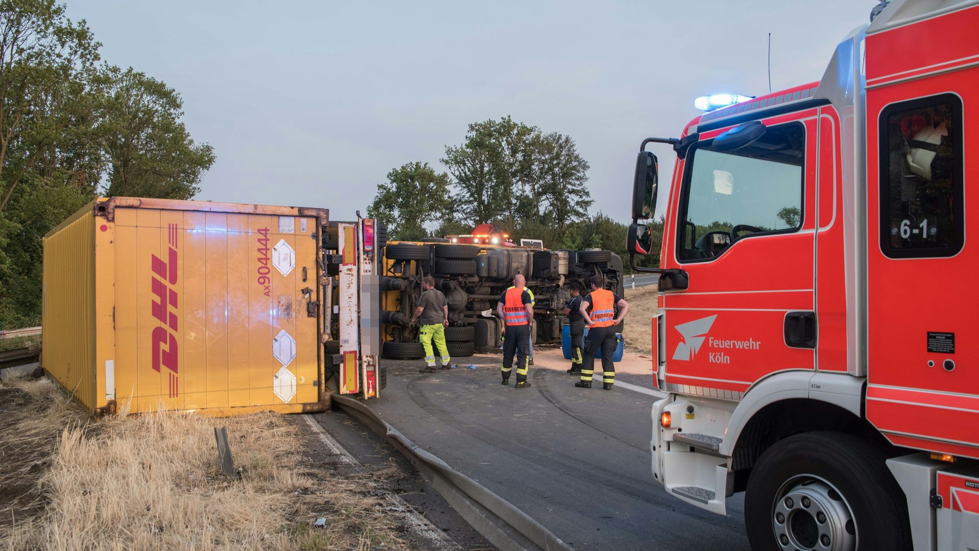 26.6.2023: DHL-Transporter kippt im Kreuz Köln Nord um.