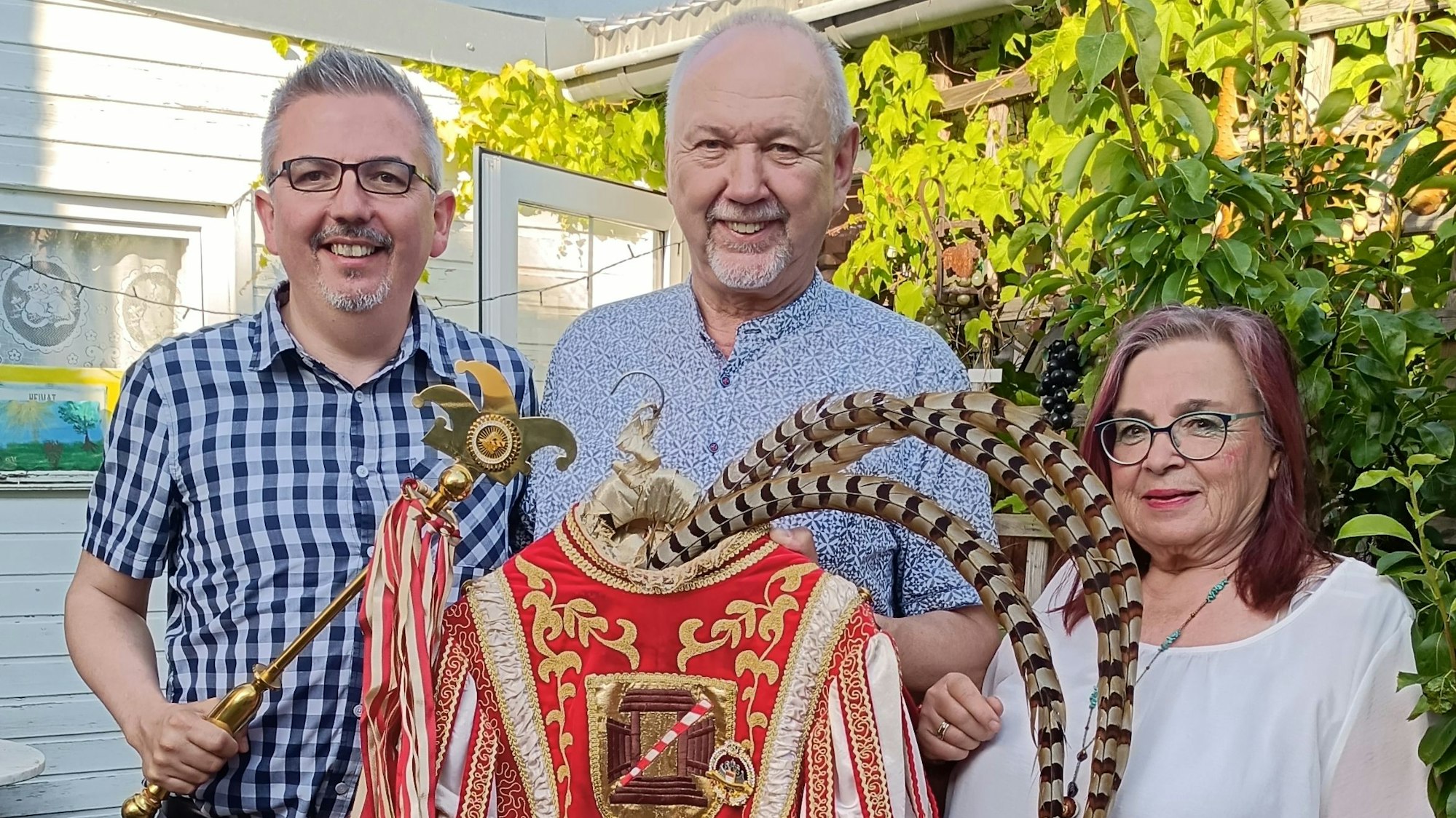 David Held (l.) und Eddy Wildenburg von der KG Rut-Wies Balkhausen-Türnich holten das Ornat bei Stephanie Maltzan ab.
