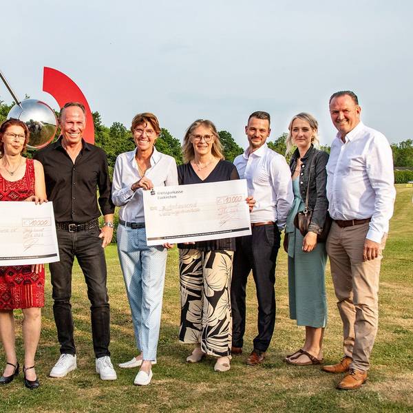 Bettina Böttinger mit den Vertretern des Lions-Clubs, der Caritas Euskirchen und dem Verein Frauen helfen Frauen bei der Scheckübergabe auf dem Golfplatz.