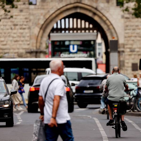 Ein Radfahrer fährt auf dem Fahrradstreifen der Bonner Straße in Richtung Chlodwigplatz.