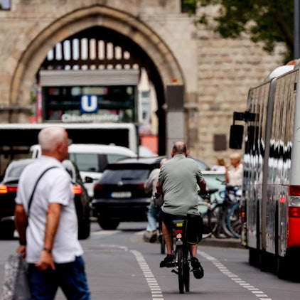 Ein Radfahrer fährt auf dem Fahrradstreifen der Bonner Straße in Richtung Chlodwigplatz.
