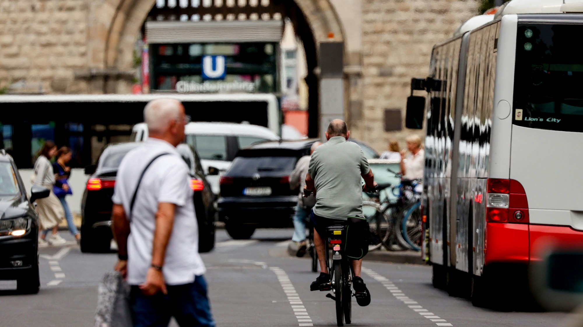 Ein Radfahrer fährt auf dem Fahrradstreifen der Bonner Straße in Richtung Chlodwigplatz.
