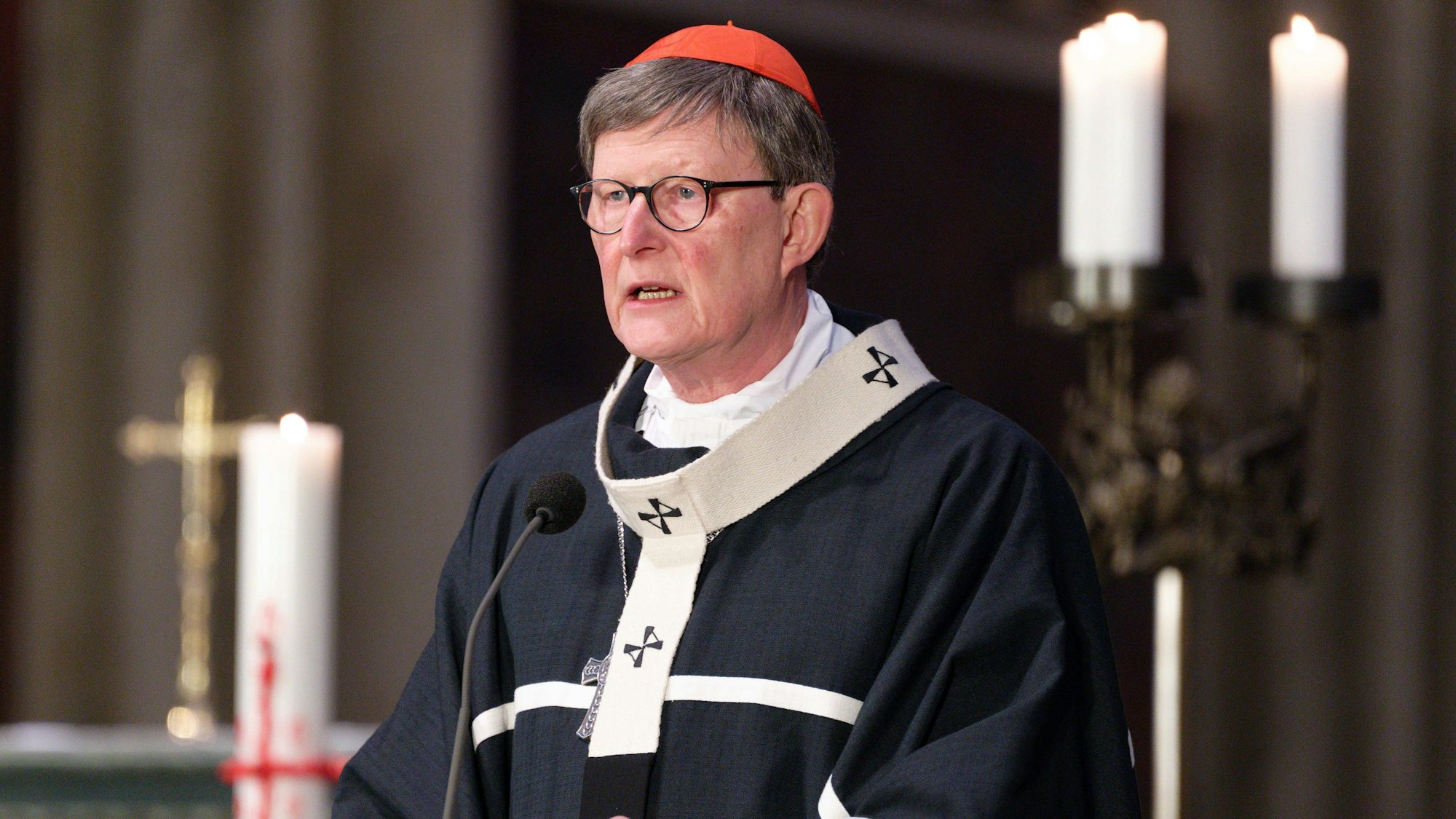 Kardinal Rainer Maria Woelki bei einem Gedenkgottesdienst für den verstorbenen Papst Benedikt XVI. im Kölner Dom. (Archivfoto)