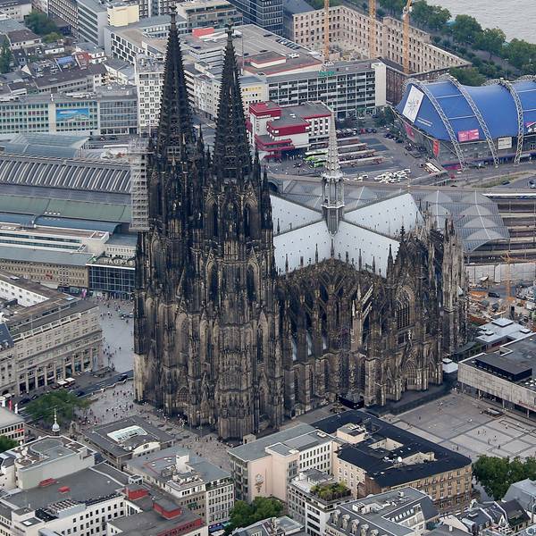 Der Dom von oben fotografiert: Rechts daneben das Römisch-Germanische Museum (RGM) samt Studienhaus sowie das Kurienhaus (rot geklinkert).