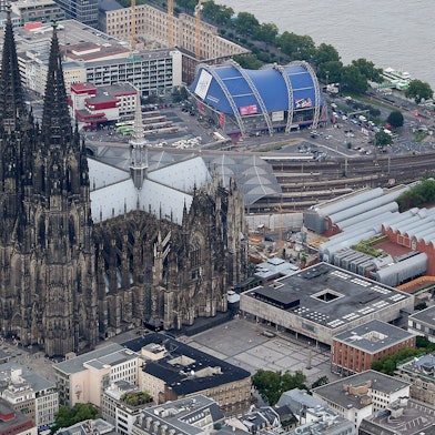 Luftaufnahme des Kölner Doms und der umliegenden Gebäude (Archivbild)