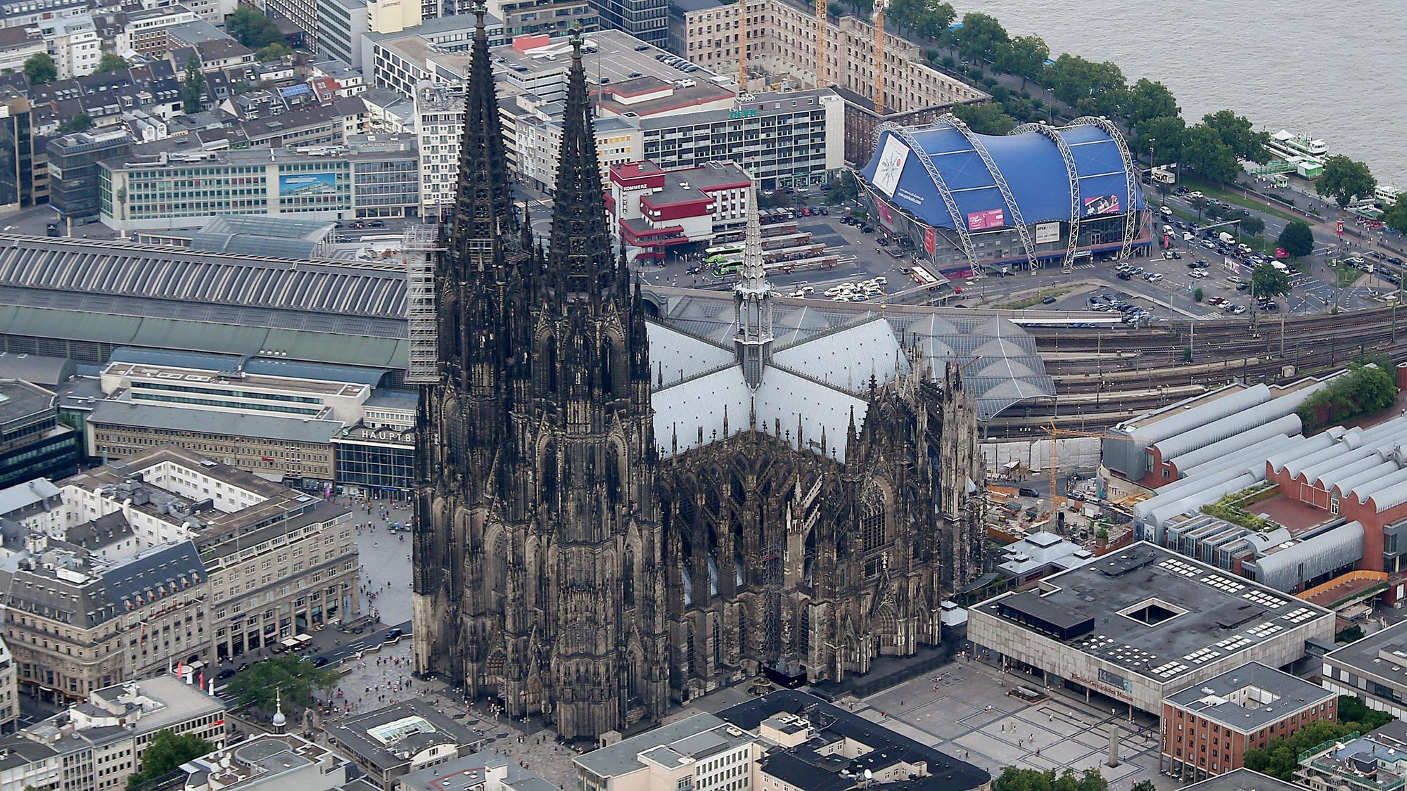 Die Ermittlungen gegen Woelki schadeten nicht nur dem Erzbistum, sondern der ganzen Institution Kirche, lautet die Kritik aus der Bundespolitik.
