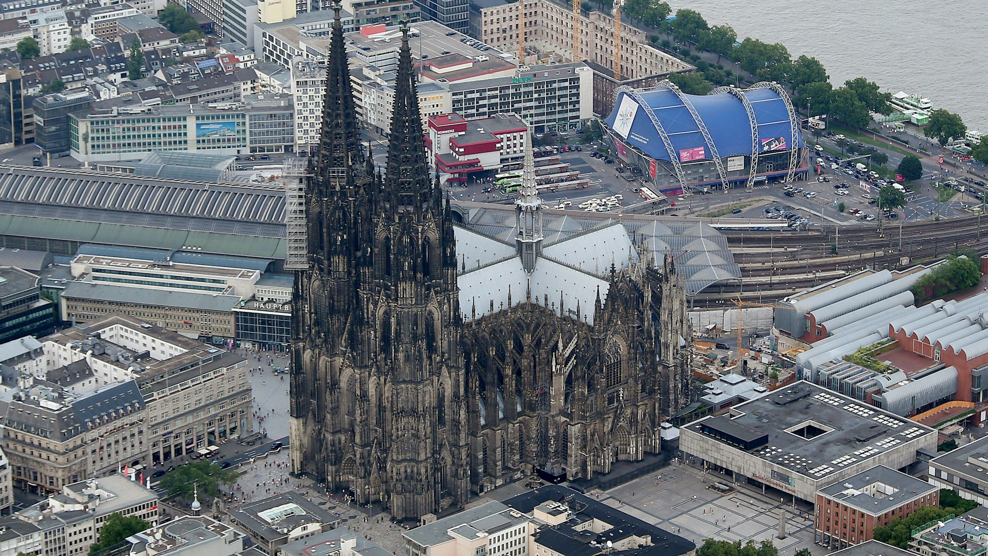 Die Ermittlungen gegen Woelki schadeten nicht nur dem Erzbistum, sondern der ganzen Institution Kirche, lautet die Kritik aus der Bundespolitik.