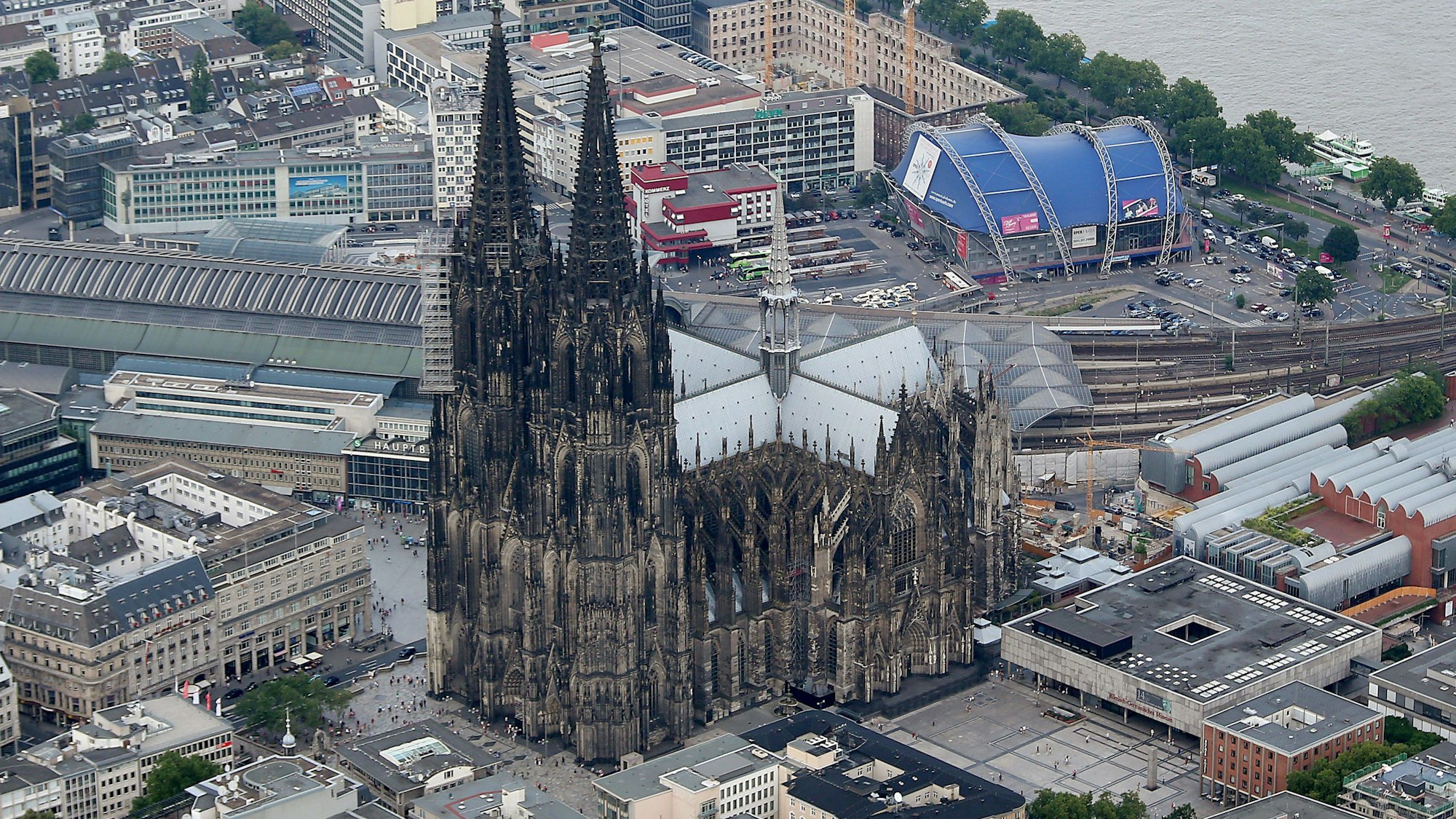 Der Dom von oben fotografiert: Rechts daneben das Römisch-Germanische Museum (RGM) samt Studienhaus sowie das Kurienhaus (rot geklinkert).