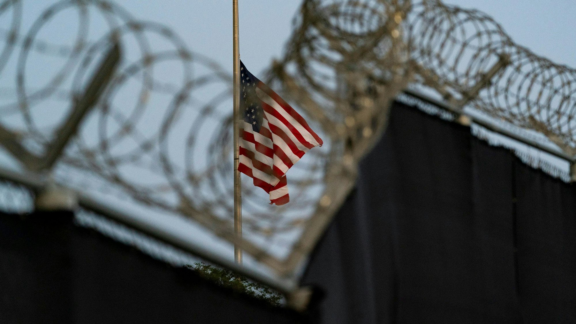 Eine US-Flagge weht auf Halbmast