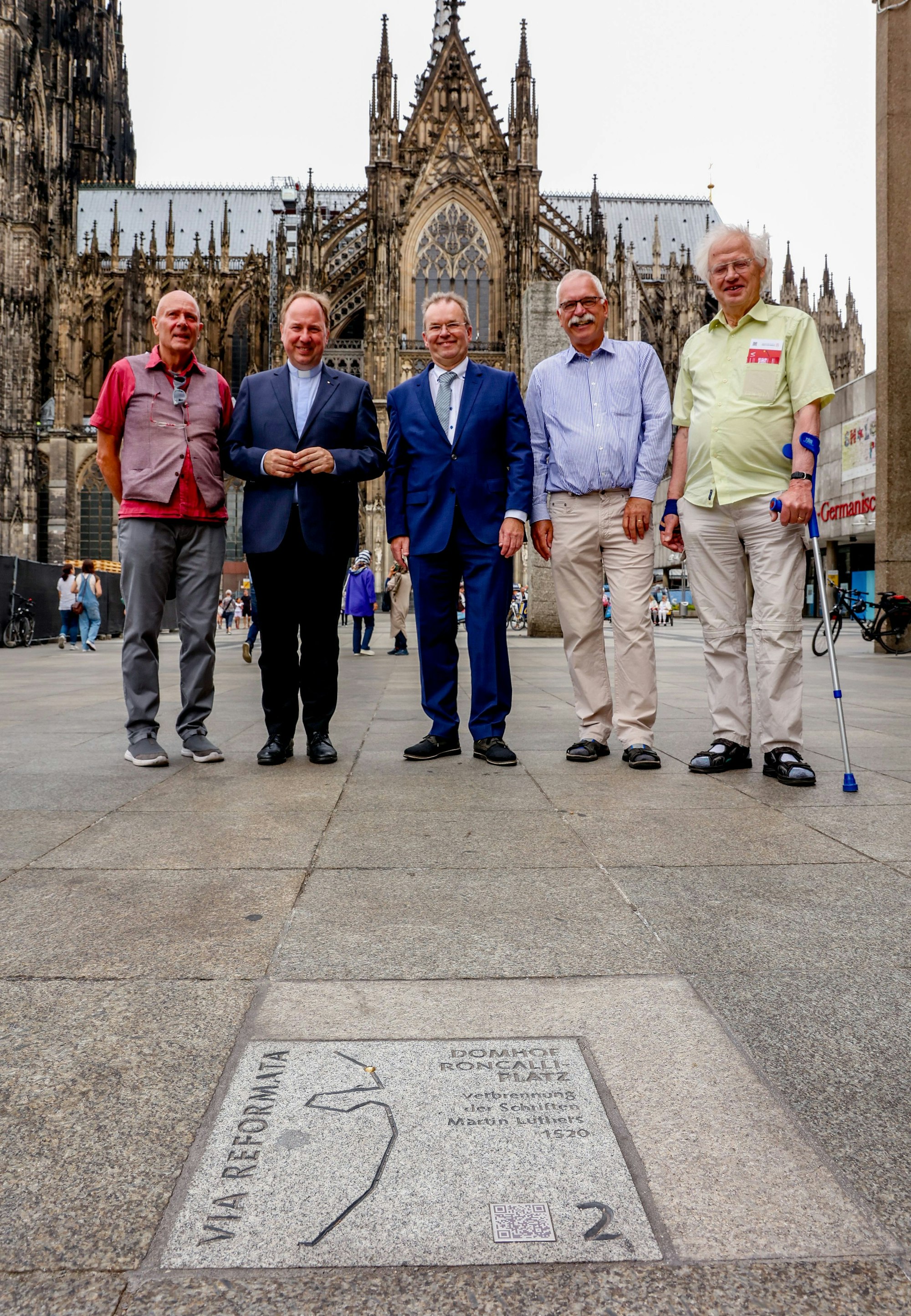 Stadtführer Günter Leitner, Msgr. Robert Kleine, Stadtsuperintendent Bernhard Seiger, Siegfried Hermle und Hans-Georg Link vor der Bodenplatte auf dem Roncalliplatz.