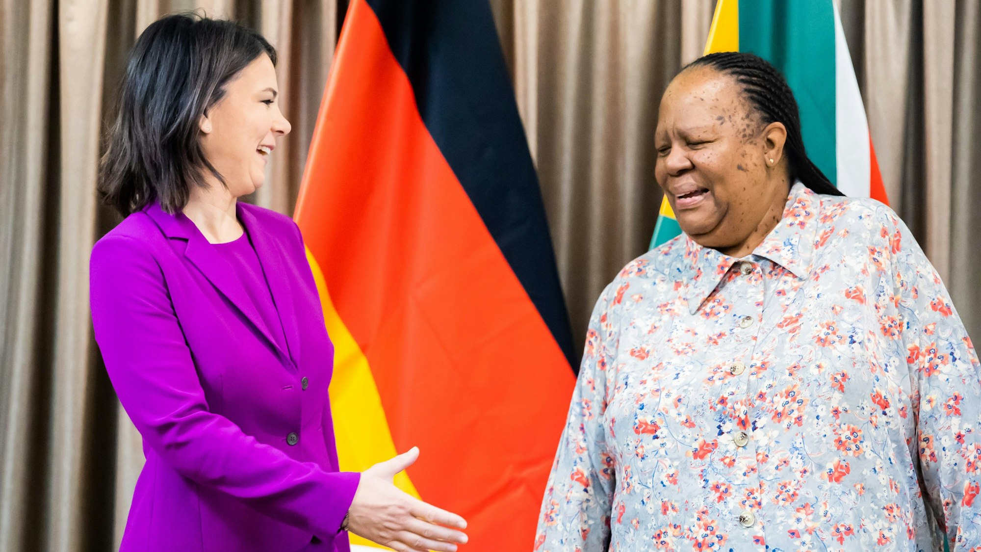 Annalena Baerbock, Außenministerin, und Naledi Pandor, Außenministerin von Südafrika, treffen sich.