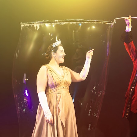 Lea-Johanna Montazem und Stephan Masur in „Solavento – Oper goes Varieté“.