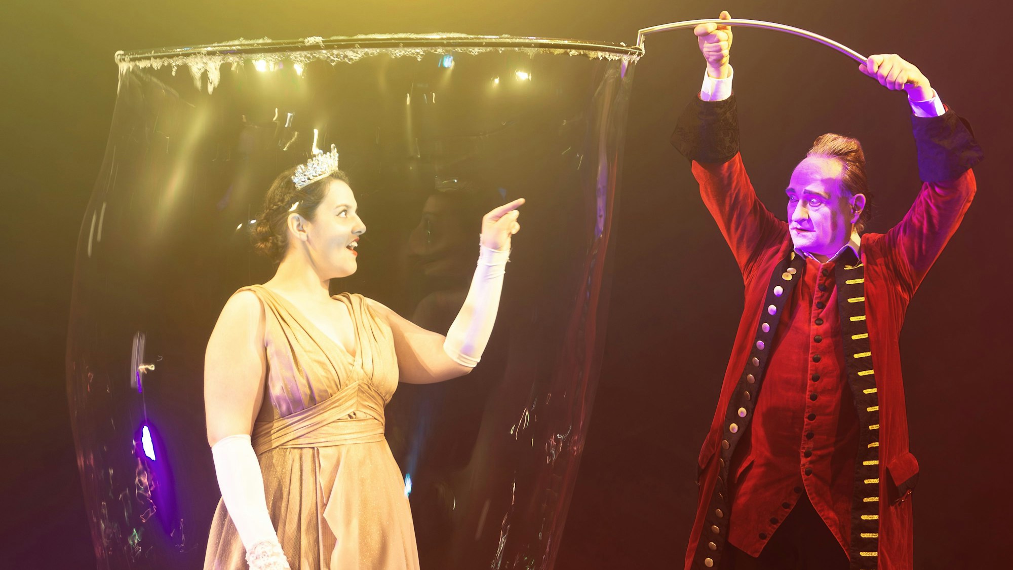 Lea-Johanna Montazem und Stephan Masur in „Solavento – Oper goes Varieté“.