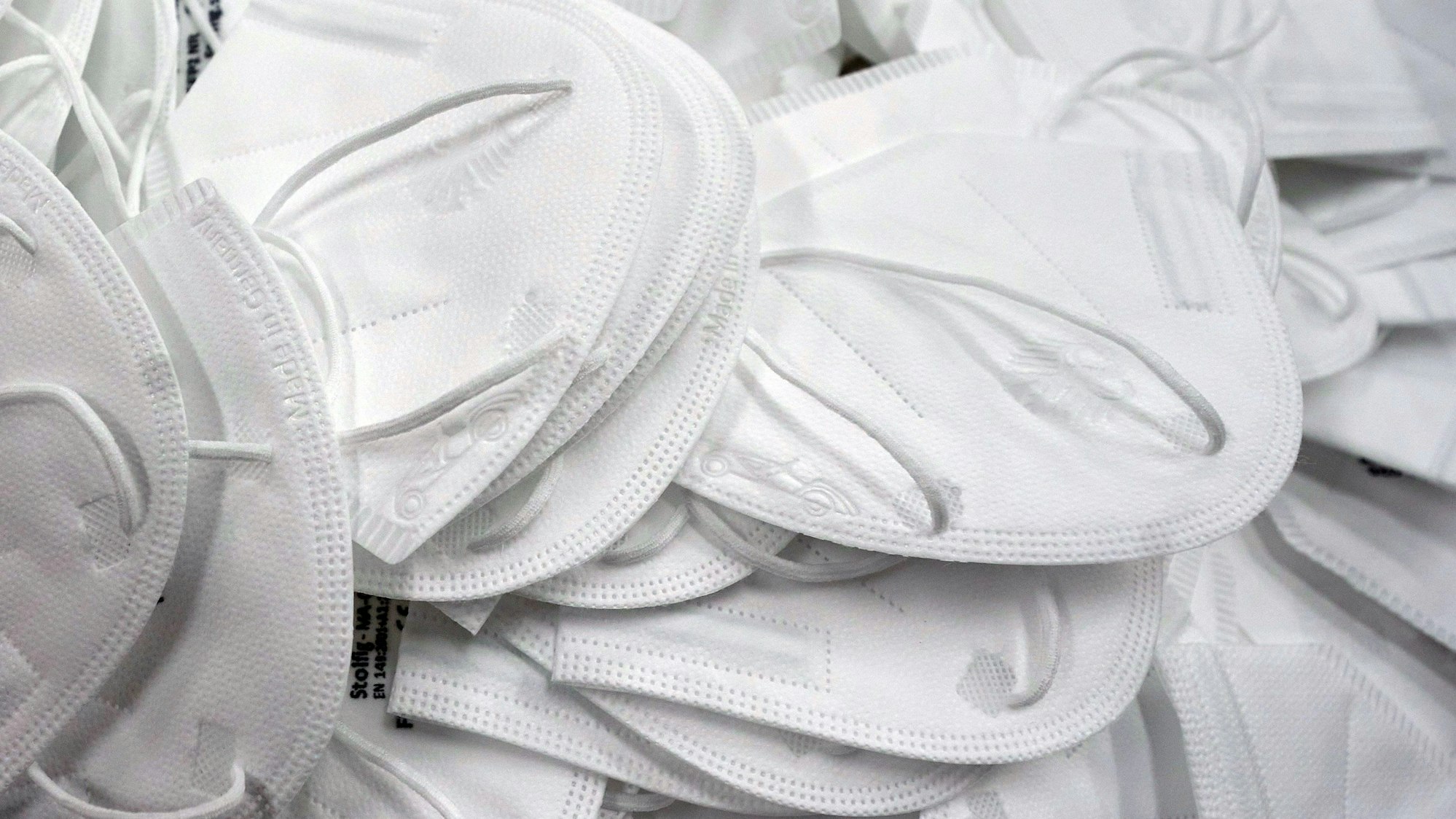 FFP2-Masken liegen aufeinander.