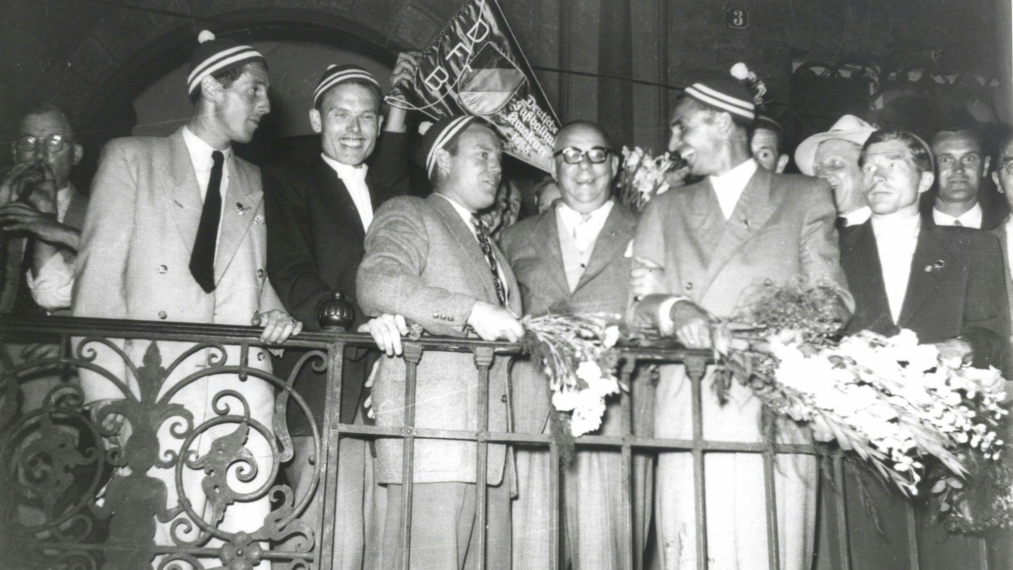 Auf der Rathaustreppe feierten die Spiele mit dem Regierungspräsidenten Dr. Warsch.