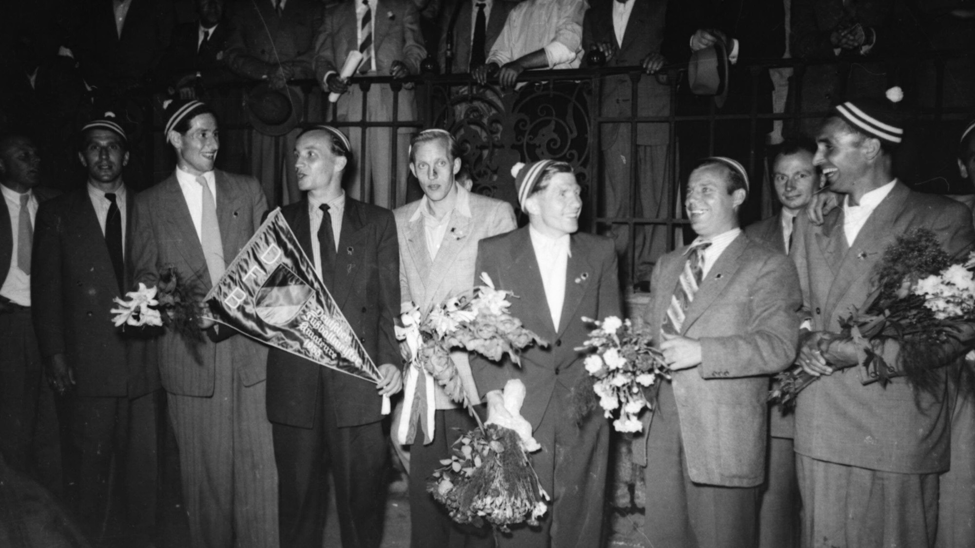 Das Foto zeigt die Spieler vor dem Rathaus in Bergisch Gladbach