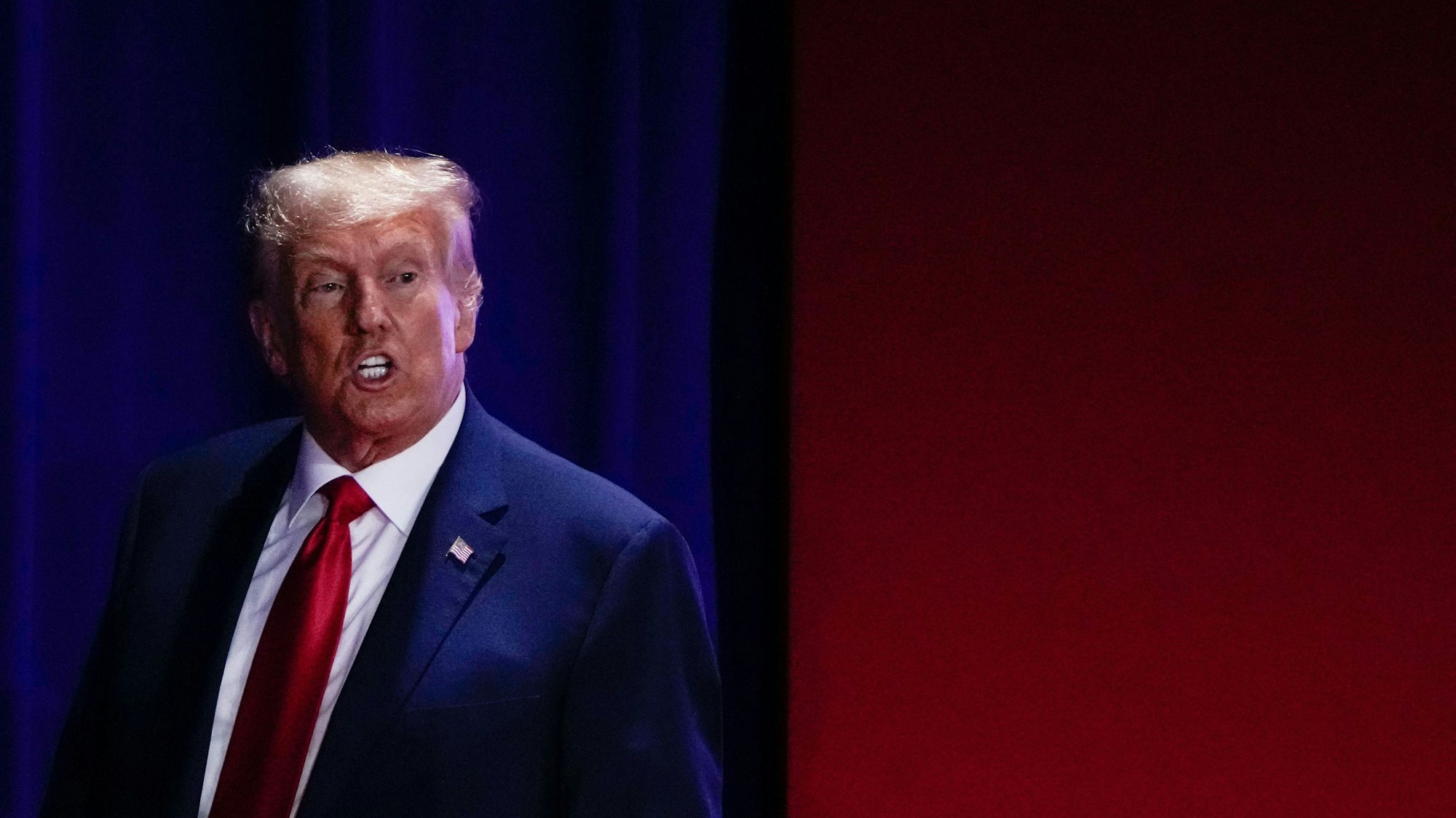 Der republikanische Präsidentschaftskandidat und ehemalige US-Präsident Donald Trump verlässt den Saal, nachdem er auf der Konferenz Faith and Freedom Road to Majority im Washington Hilton am 24. Juni 2023 in Washington, DC gesprochen hat.