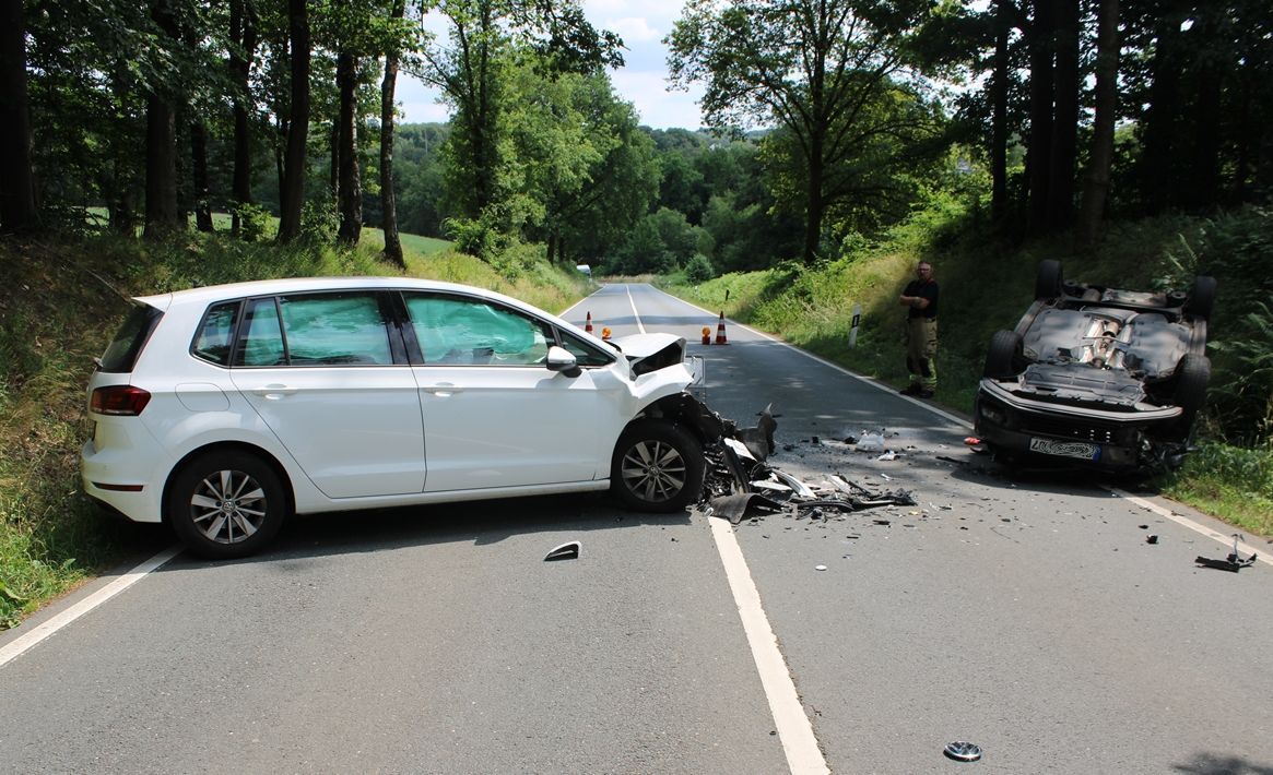 Der Unfallort in Wermelskirchen-Finkenholl. Zwei Autos zeigen deutliche Spuren des Zusammenstoßen, ein Fahrzeug liegt auf dem Dach.