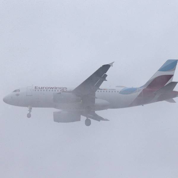 Ein Airbus A319 der deutschen Fluggesellschaft Eurowings fliegt durch den Regen. (Symbolbild)