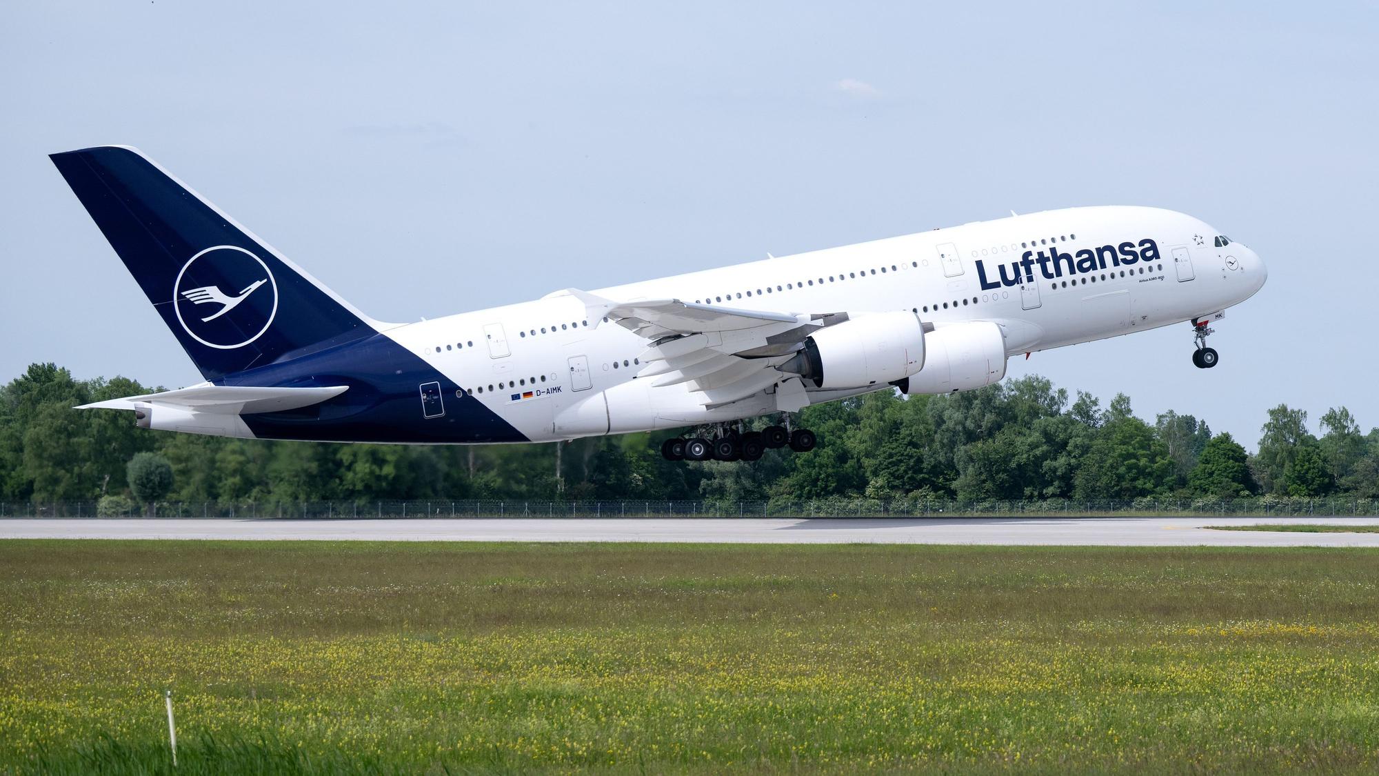 .01.06.2023, Bayern, München: Eine Lufthansa-Maschine des Typs Airbus A380 startet auf dem Flughafen nach Boston. Das weltweit größte Passagierflugzeug startet nach drei Jahren wieder im regulären Liniendienst von München nach Boston. Foto: Sven Hoppe/dpa +++ dpa-Bildfunk +++