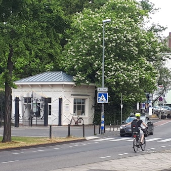 Der Zebrastreifen zwischen den Eingängen von Flora und Zoo.