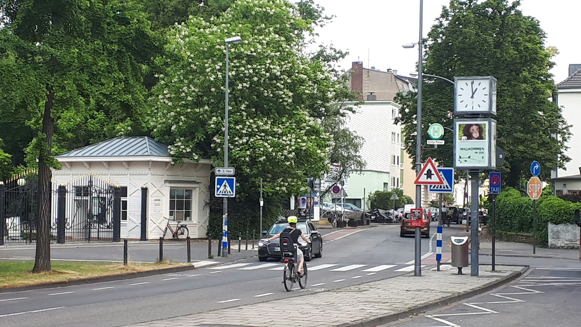 Der Eingang der Flora und die Stammheimer Straße sind zu sehen.