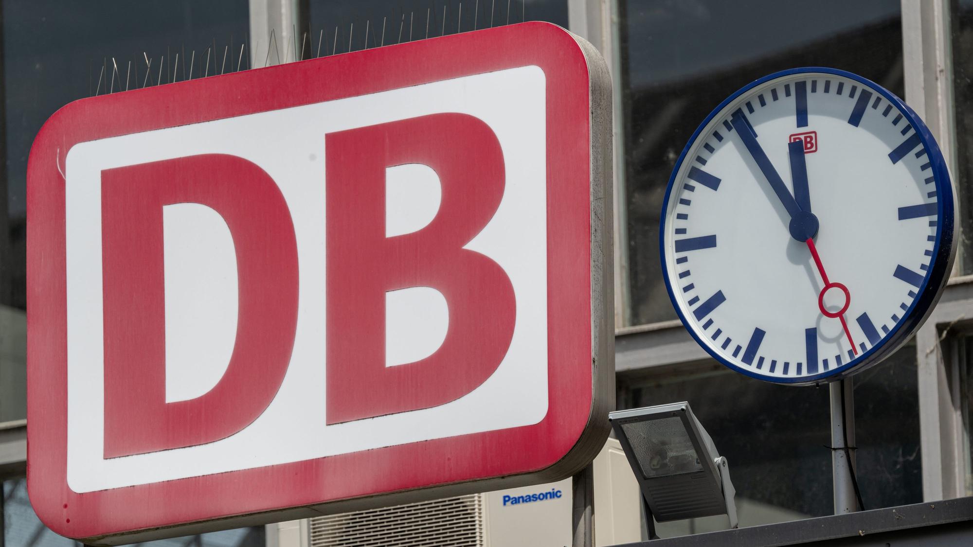 Bild mit Symbolkraft: Die Uhr neben dem Logo der Deutschen Bahn (DB) zeigt am auf „Fünf vor Zwölf“. Bislang konnte trotz langer Verhandlungsrunden keine Einigkeit erzielt werden.