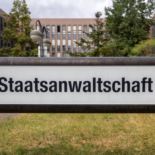 Ein Schild mit der Aufschrift Staatsanwaltschaft Köln steht vor dem Gebäude der Behörde.
