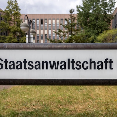 Ein Schild mit der Aufschrift Staatsanwaltschaft Köln steht vor dem Gebäude der Behörde.