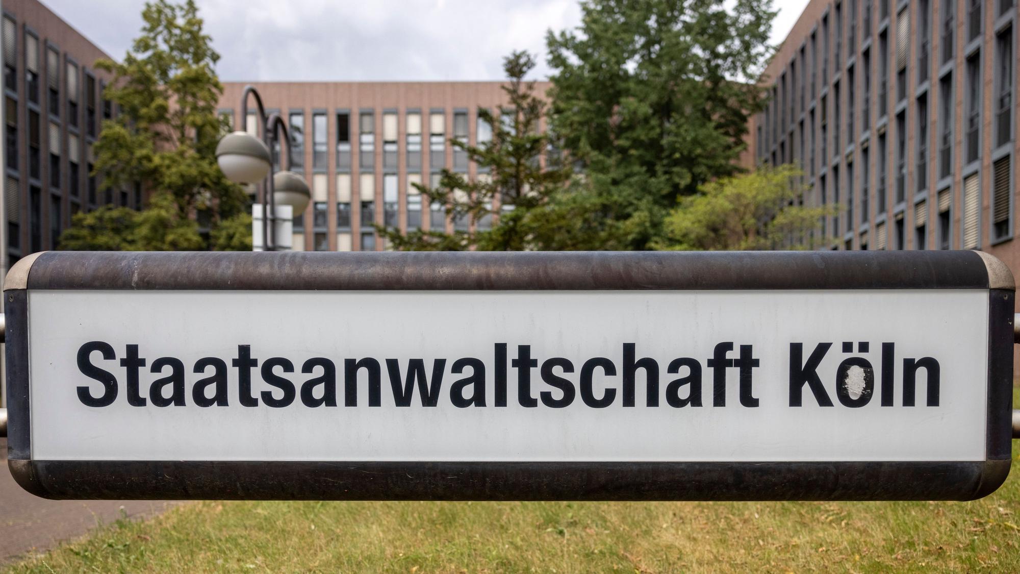 Ein Schild mit der Aufschrift Staatsanwaltschaft Köln steht vor dem Gebäude der Behörde.