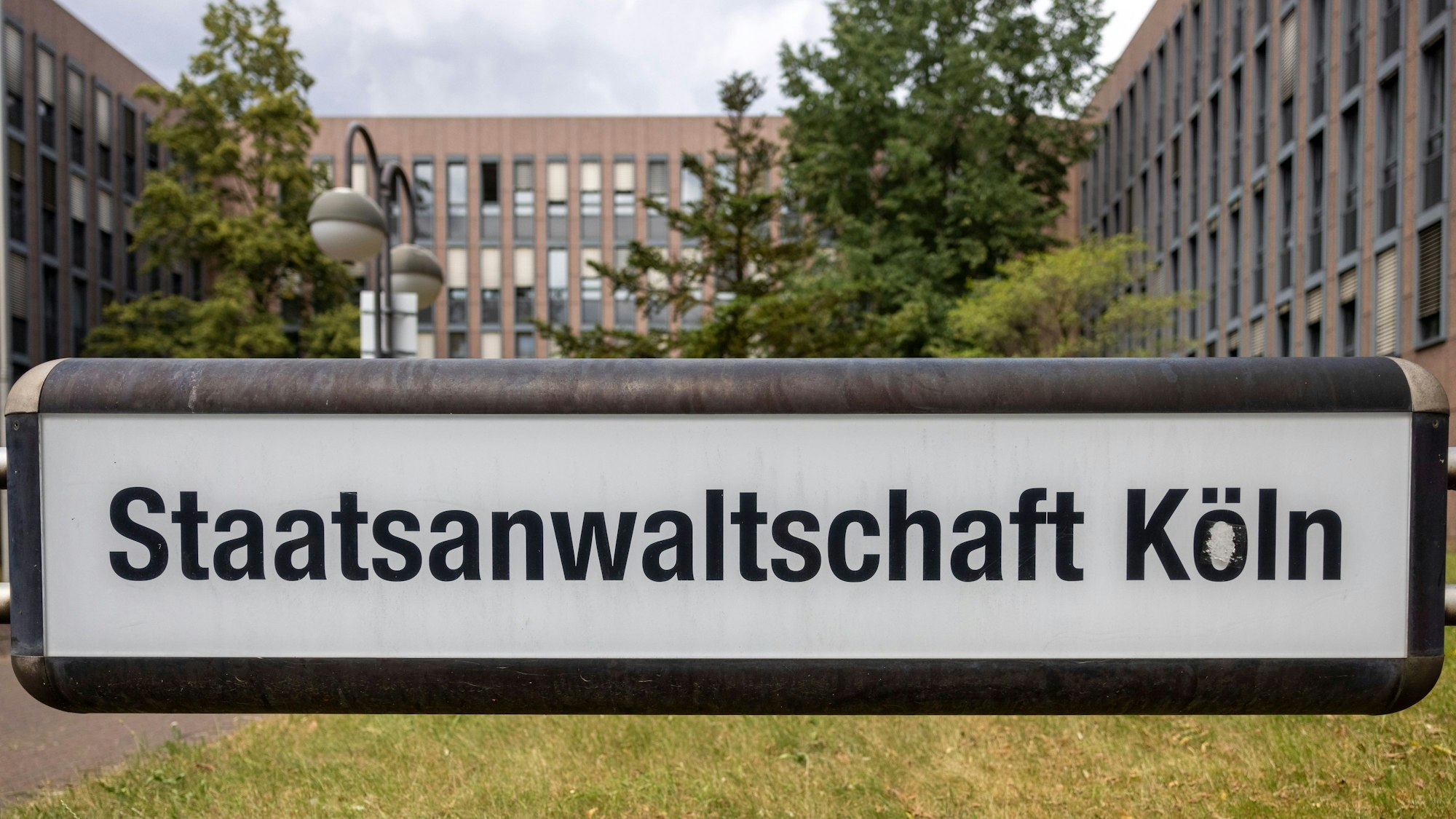 Ein Schild mit der Aufschrift Staatsanwaltschaft Köln steht vor dem Gebäude der Behörde.