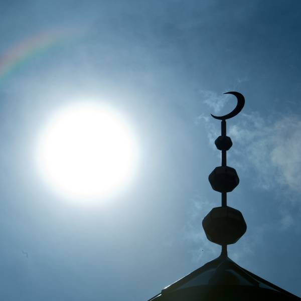 Frankfurt/Main: Der Halbmond auf dem Minarett der Abubakr-Moschee hebt sich als Schattenriss vor der Sonne ab.