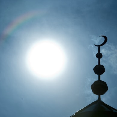 Frankfurt/Main: Der Halbmond auf dem Minarett der Abubakr-Moschee hebt sich als Schattenriss vor der Sonne ab.