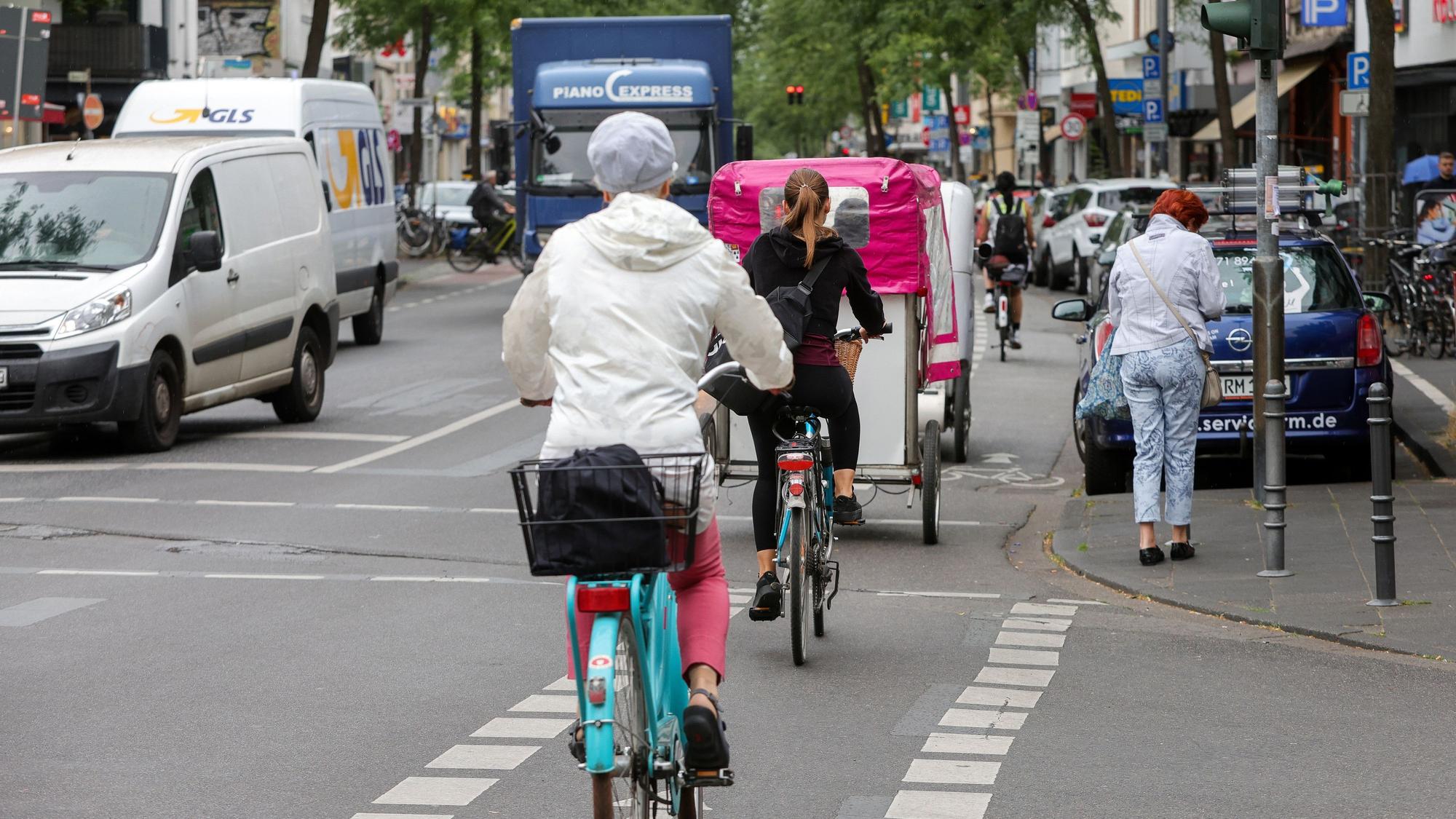 Fahrradfahrer fahren über die Neusser Straße.