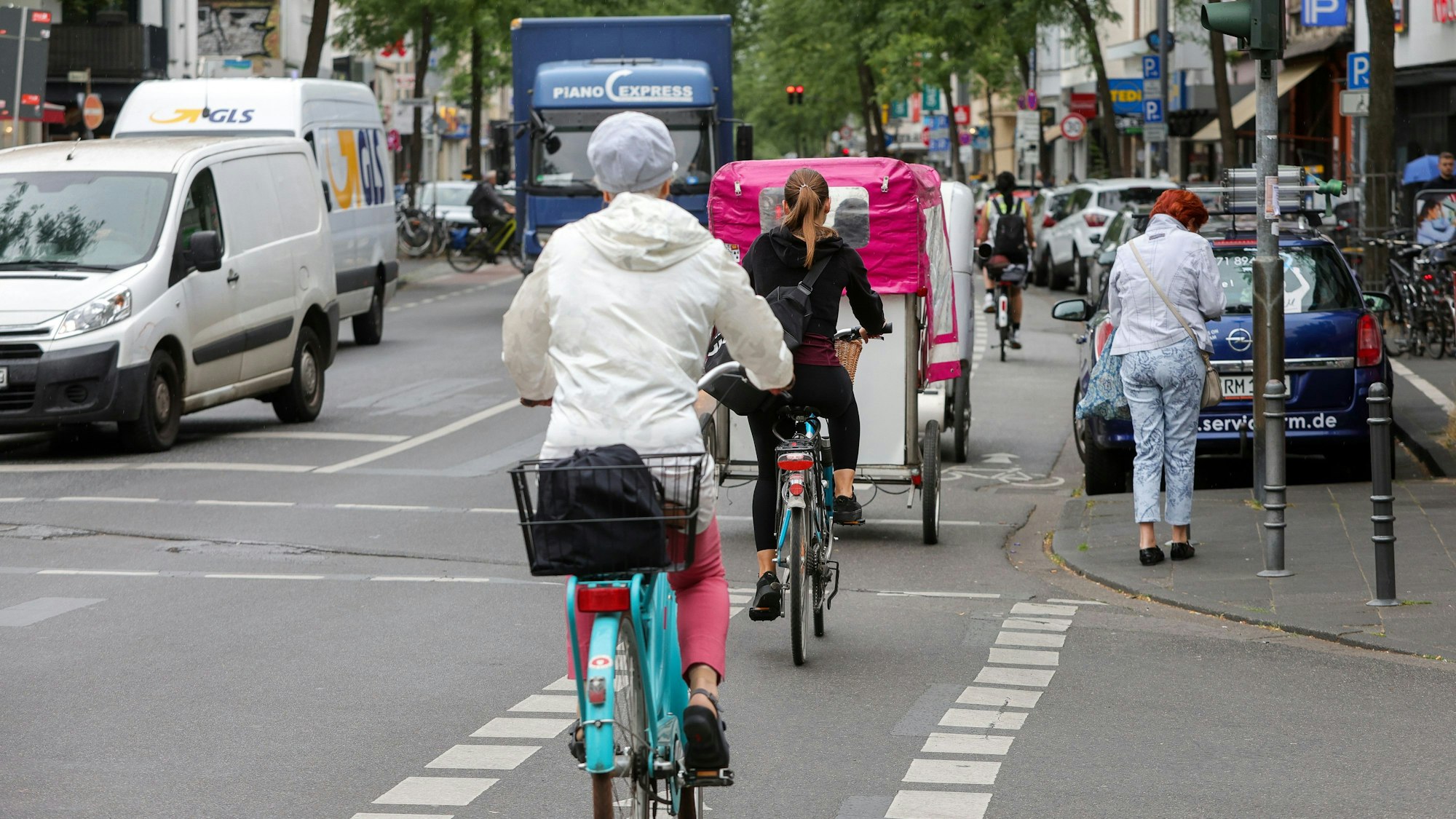 Fahrradfahrer fahren über die Neusser Straße.